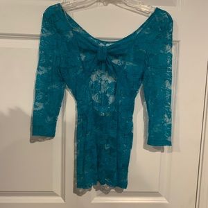 Laced shirt with bow in the back